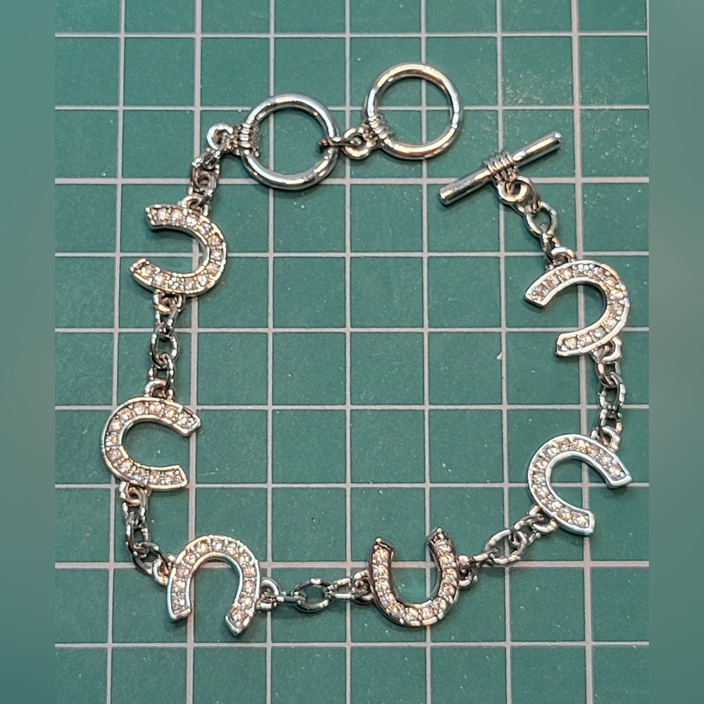Rhinestone horshoe bracelet in great shape
